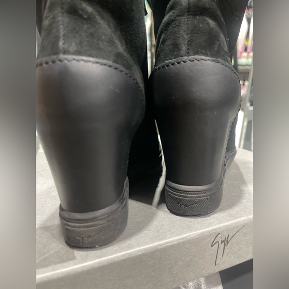 Giuseppe Zanotti shearling-lined boots with golden sided zippers and logo - Picture 5 of 8